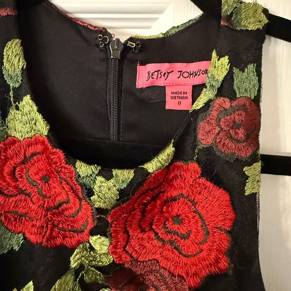 Betsey Johnson Scalloped Lace Rose Dress Size 0 - Picture 2 of 4